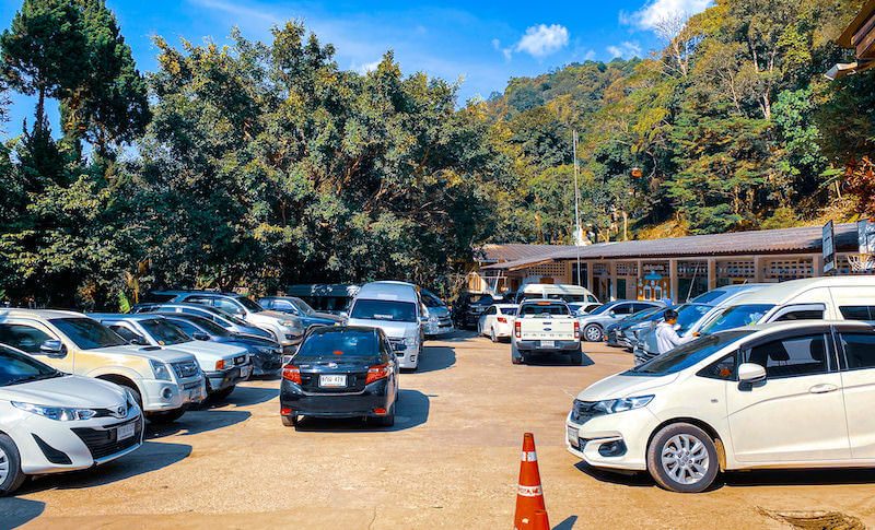 メーカンポン村の駐車場
