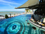 パタヤ モーダス ビーチフロント リゾート(Pattaya Modus Beachfront Resort)のプールバー