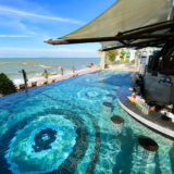 パタヤ モーダス ビーチフロント リゾート（Pattaya Modus Beachfront Resort）のプールバー