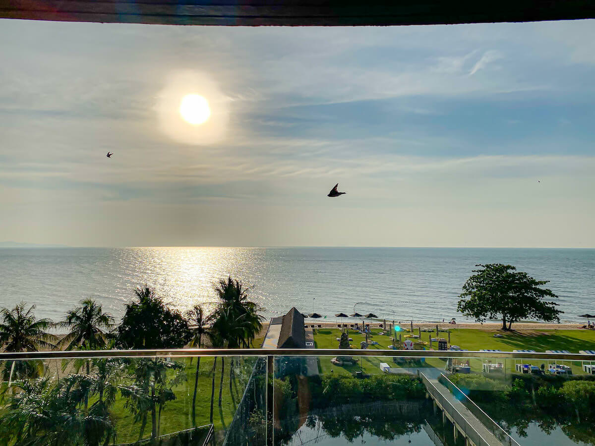 アナアナン リゾート アンド ヴィラズ パタヤ（Ana Anan Resort and Villas Pattaya）のオーシャンフロント スカイプール（Ocean Front Sky Pool）のバルコニーから見える景色