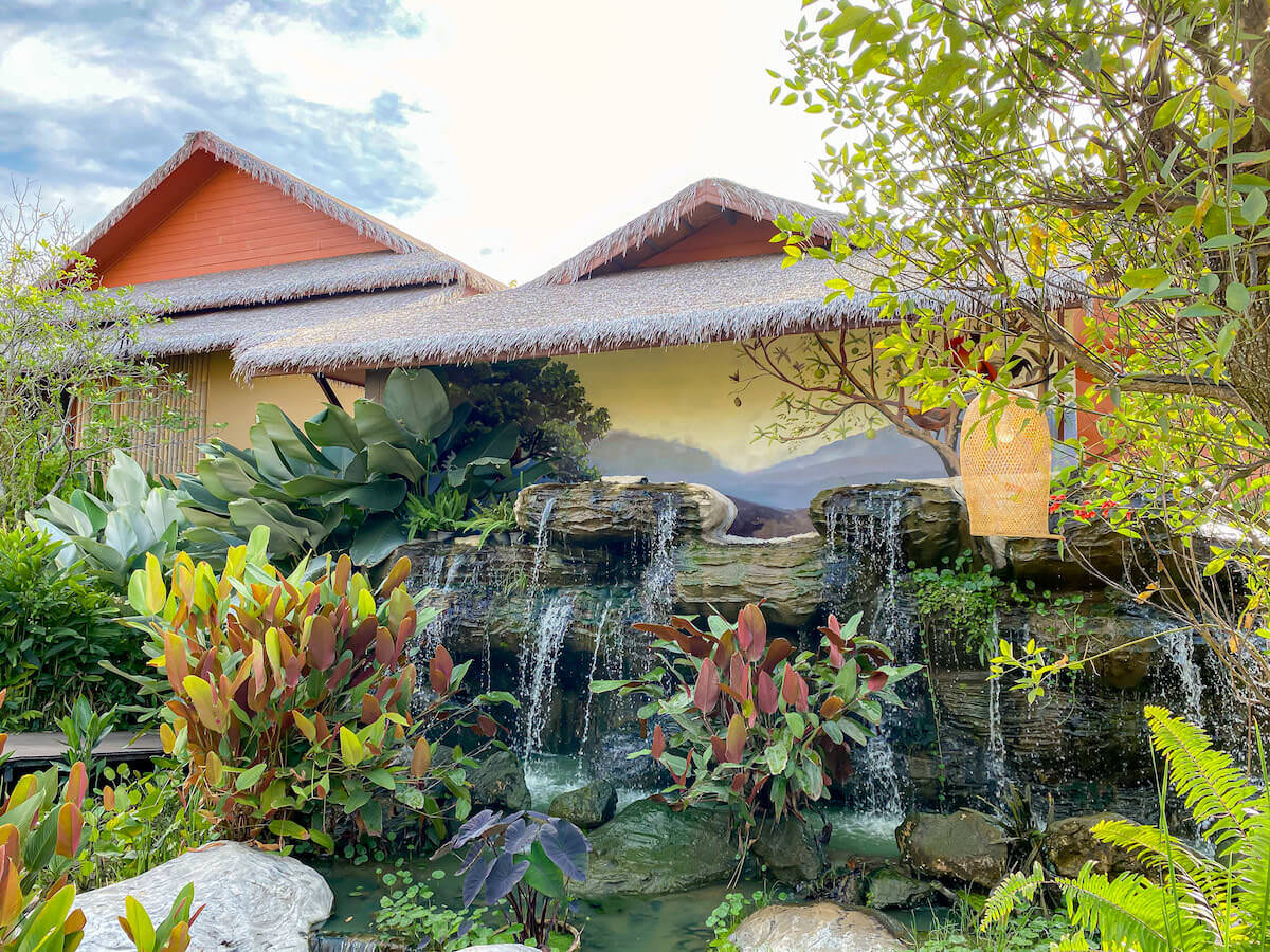 イサーン イサン ブティック リゾート バイ アンダキュラ（Isaan-Isan Boutique Resort by Andacura）の中庭にある滝