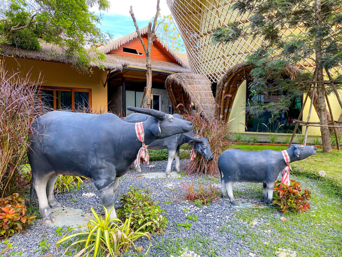 イサーン イサン ブティック リゾート バイ アンダキュラ（Isaan-Isan Boutique Resort by Andacura）にある水牛の像