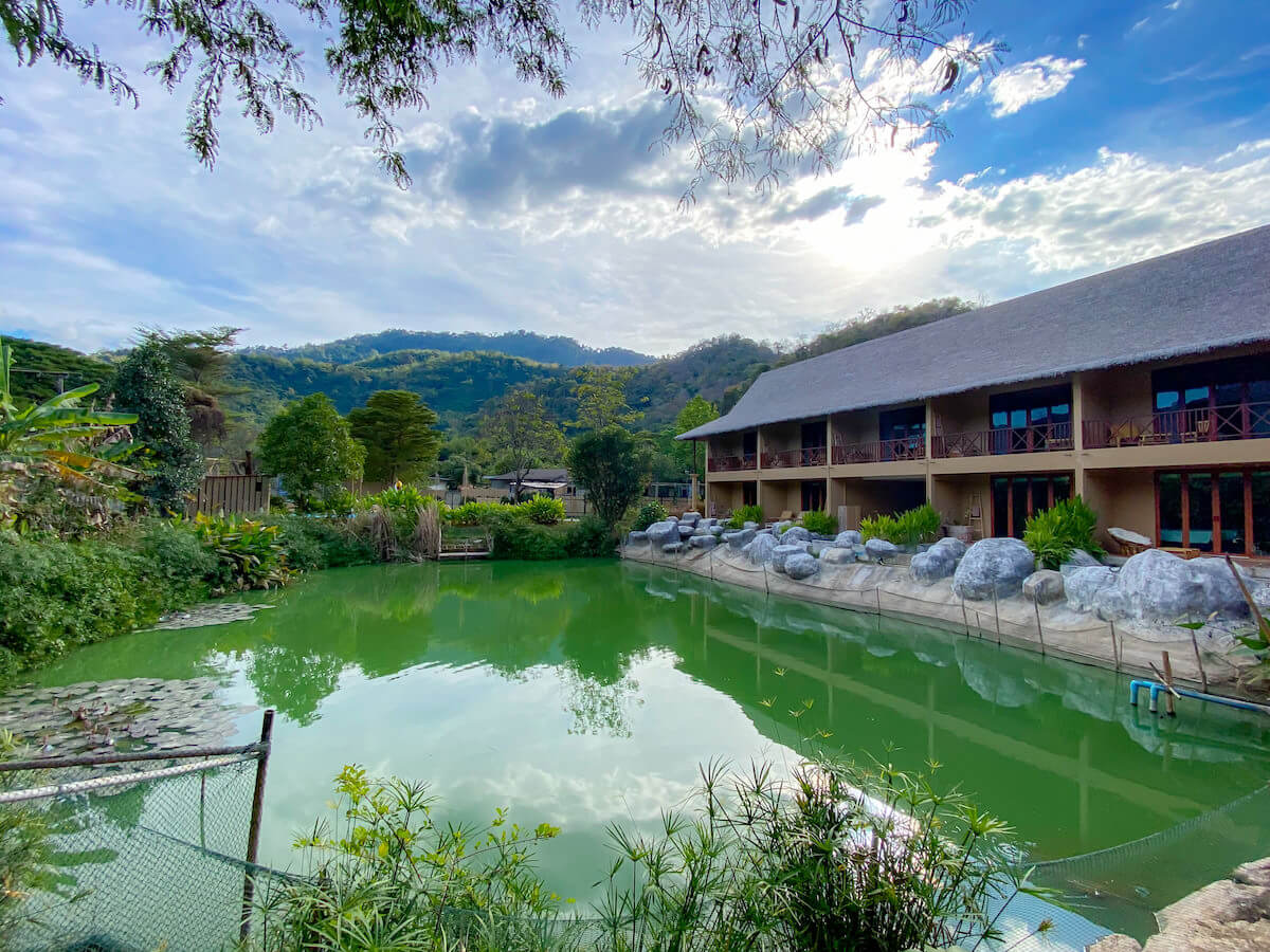 イサーン イサン ブティック リゾート バイ アンダキュラ（Isaan-Isan Boutique Resort by Andacura）の中庭にある人工池