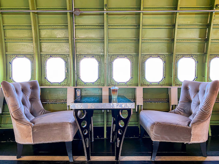 747カフェのソファー