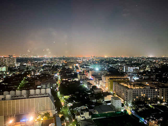 アヴァニ スクンビット バンコク ホテル（Avani Sukhumvit Bangkok Hotel）の客室から見える夜景