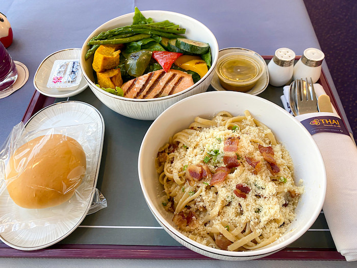 タイ航空カフェのサラダとメインディッシュ