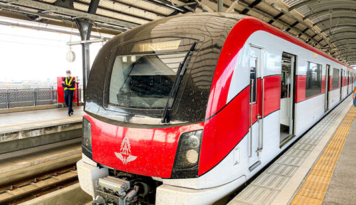 SRTダークレッドラインの電車でドンムアン空港からバンコク市内へ。スクンビットまで乗り換え1回、所要時間は45分。