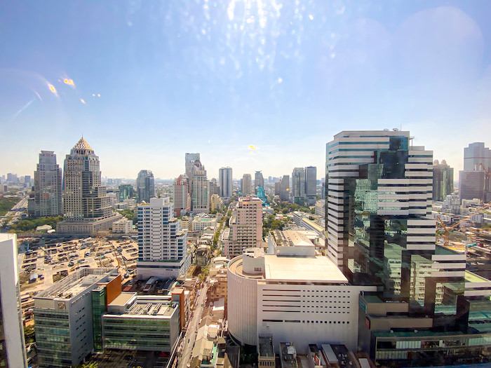 クラウンプラザ バンコク ルンピニ パーク（Crowne Plaza Bangkok Lumpini Park）のスタンダードルームから見える景色
