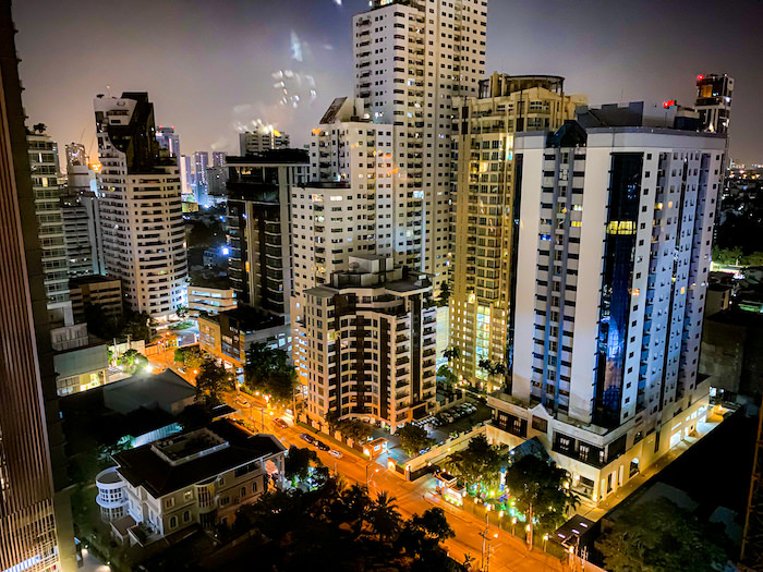 バンコク マリオット ホテル スクンビット（Bangkok Marriott Hotel Sukhumvit）の客室窓から見える夜景