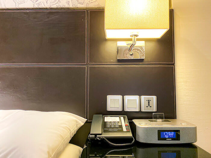 バンコク マリオット ホテル スクンビット（Bangkok Marriott Hotel Sukhumvit）客室ベッドの枕元