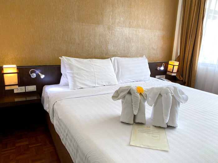 ホテル M チェンマイ（Hotel M Chiang Mai）の客室ベッド