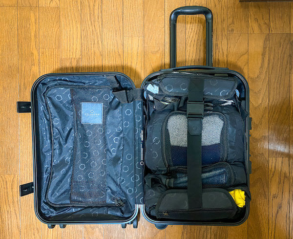 ソルガード（SOLGAARD）スーツケースの収納クローゼットをケース内に収めた様子