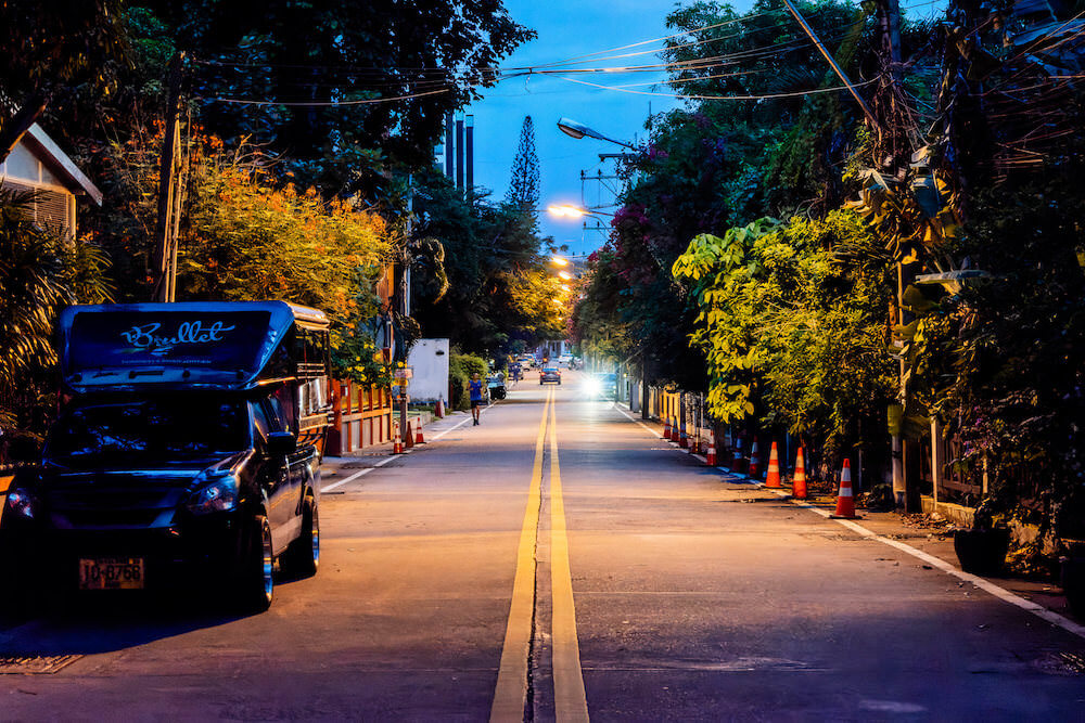 夜のコートヤード バイ マリオット ノース パタヤ（Courtyard by Marriott North Pattaya）目の前の通り