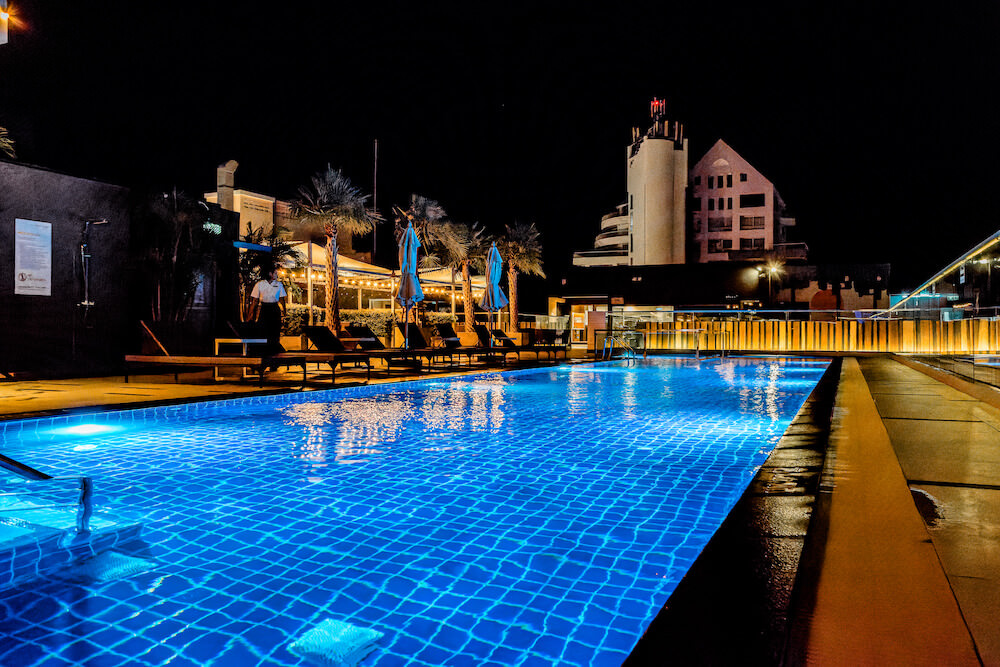 コートヤード バイ マリオット ノース パタヤ（Courtyard by Marriott North Pattaya）の夜のプール