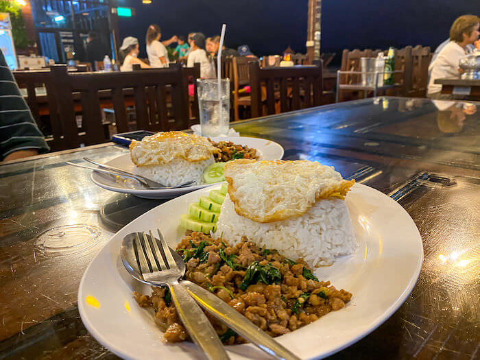 リバーサイド チェンカーン リゾート（Riverside Chiangkhan Resort）のレストランで食べたタイ料理