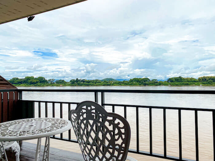 リバーサイド チェンカーン リゾート（Riverside Chiangkhan Resort）プレミアムリバーデラックス（Premium River Deluxe）のバルコニーから見えるメコン川３