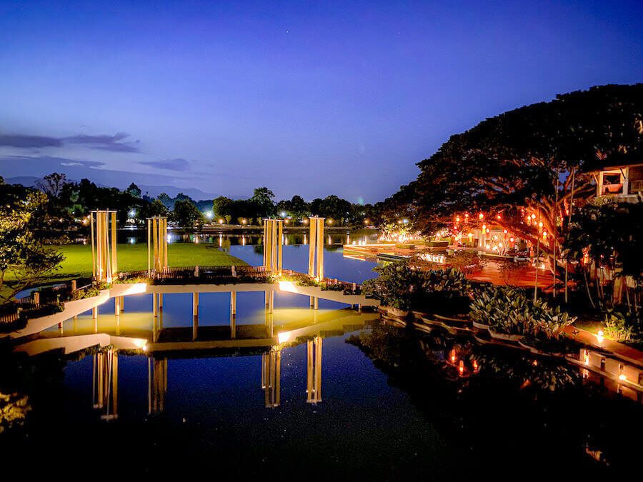 夜のル メリディアン チェンライ リゾート（Le Meridien Chiang Rai Resort）の中庭