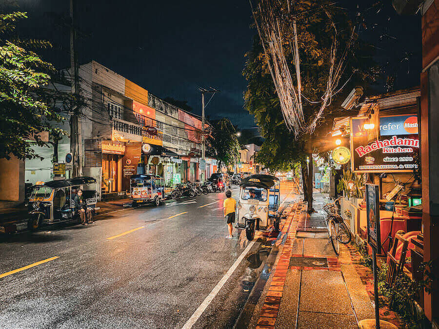 夜のU チェンマイ（U Chiang Mai）周辺の通り