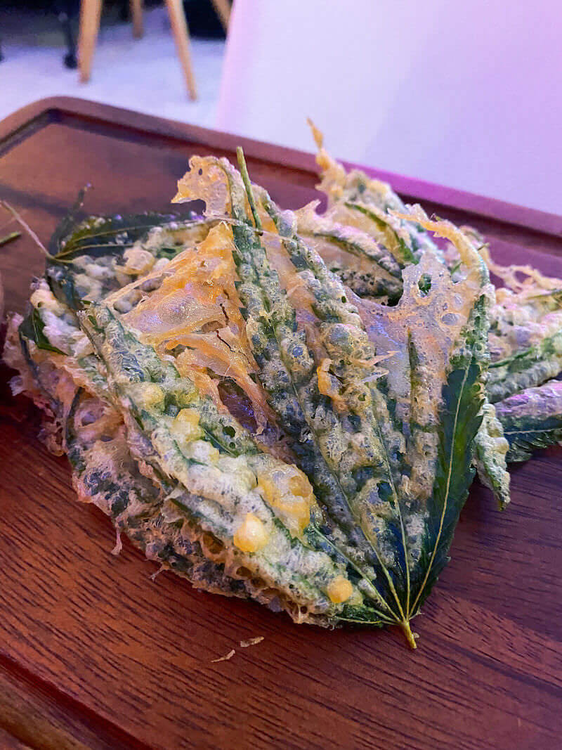タイのレストランで提供されている大麻葉の天ぷら