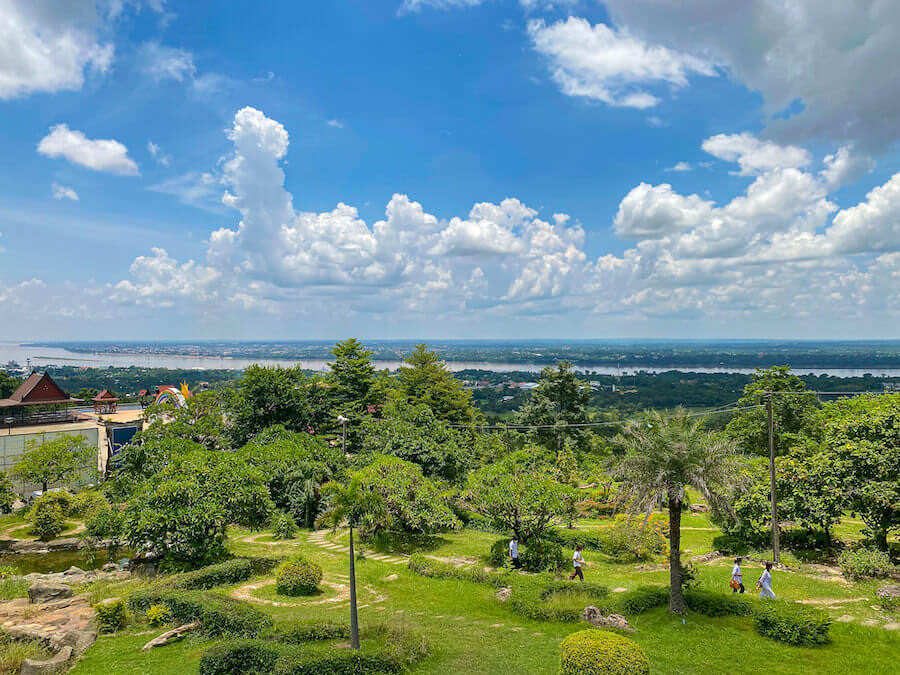 ワット・ローイ・プラ・プッタバート・プー・マノーロム（Wat Roi Phra Phutthabat Phu Manorom）から見える景色