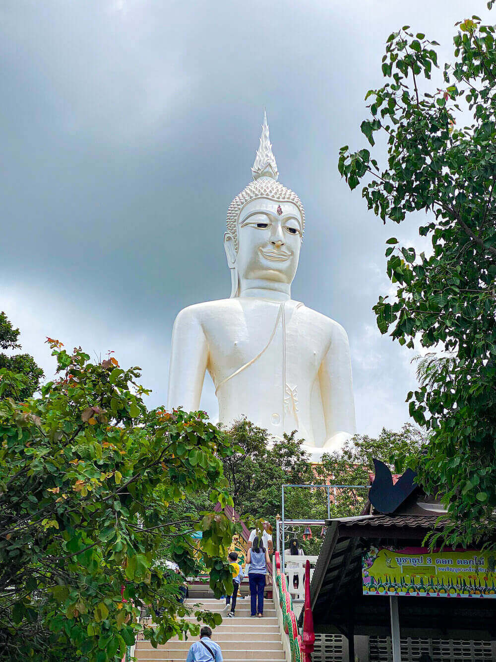ワット・ローイ・プラ・プッタバート・プー・マノーロム（Wat Roi Phra Phutthabat Phu Manorom）の巨大仏像