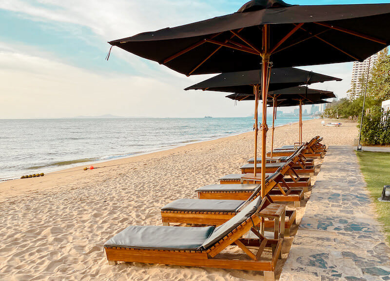 アナアナン リゾート アンド ヴィラズ パタヤ（Ana Anan Resort and Villas Pattaya）のプライベートビーチ