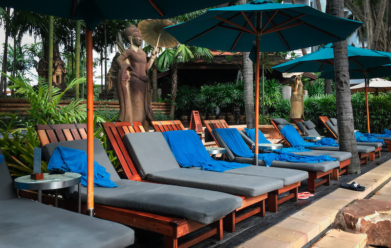 AVANI パタヤ リゾート アンド スパ (AVANI Pattaya Resort and Spa)のプールサイドにあるビーチチェア
