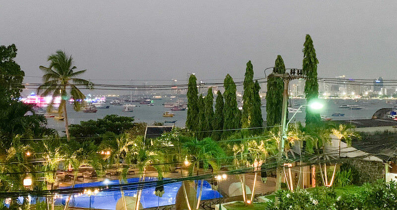 サイアムベイショアリゾートパタヤ（Siam Bayshore Resort Pattaya）の客室バルコニーから見える夜のパタヤビーチ