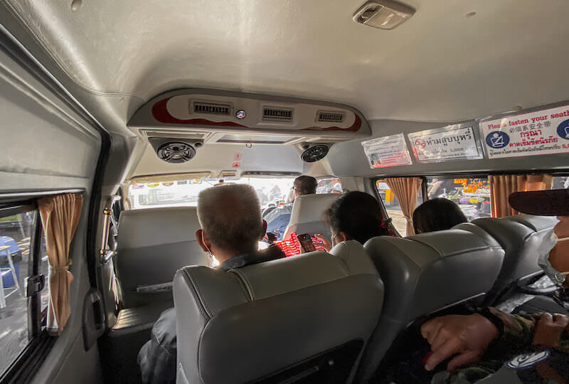 メーカンポン村行きミニバス（ロットゥー）の車内