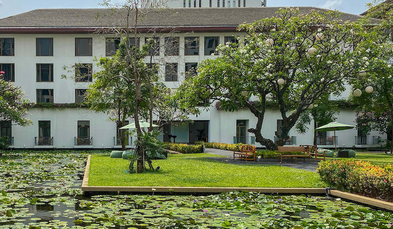 ザ スコータイ バンコク（The Sukhothai Bangkok）の中庭と蓮池