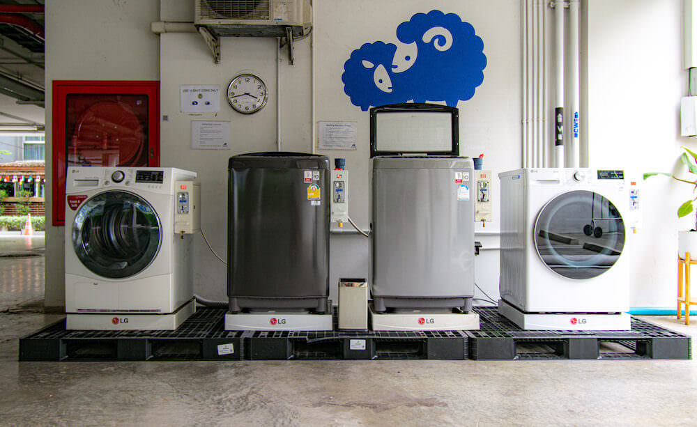 ココテル バンコク スクンビット 50（Kokotel Bangkok Sukhumvit 50）の1階にあるコイン式の洗濯機と乾燥機
