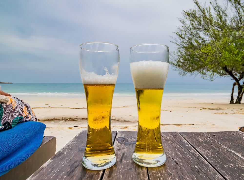 パラディーリゾート（Paradee Resort）のプライベートビーチで飲んだビール