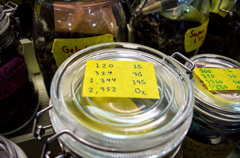 チュー チュー ヘンプ ウィード ショップ（Choo Choo Hemp Weed Shop）で販売されているマリファナ３