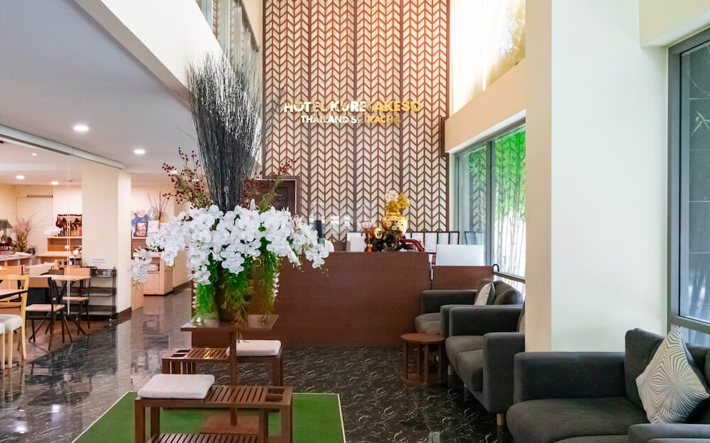 ホテル呉竹荘シラチャ（Hotel Kuretakeso Thailand Sriracha）のチェックインロビー
