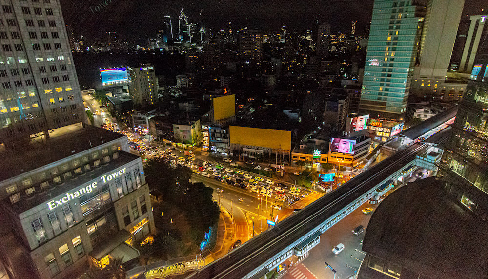 ザ コンチネント バンコク バイ コンパス ホスピタリティ（The Continent Bangkok by Compass Hospitality）のコンチネント パノラマビュールーム（Continent Panorama View Room）から見える夜景