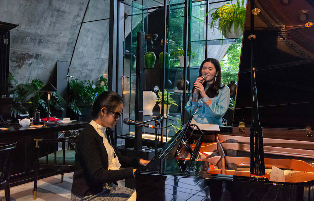 シンドーン ケンピンスキー ホテル（Sindhorn Kempinski）のロビーラウンジで演奏中の盲目のピアニスト