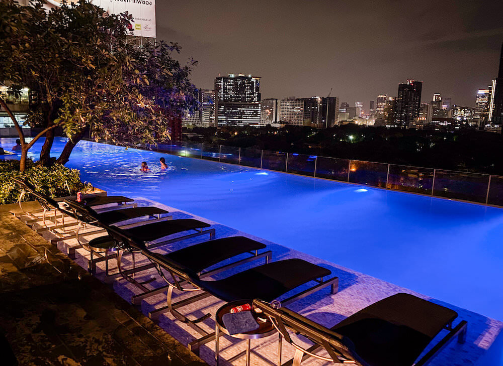 ライトアップされた夜のSOソフィテル バンコク（SO Sofitel Bangkok）のプール
