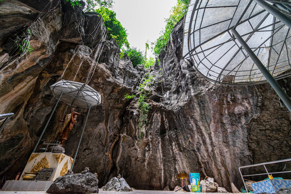 ワット バーンタムの洞窟の礼拝所の開口部