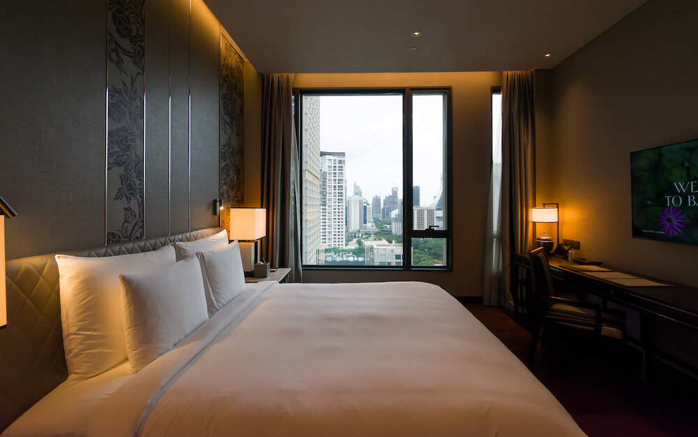 シンドーン ケンピンスキー ホテル バンコク（Sindhorn Kempinski Hotel Bangkok）グランド プレミア キングルーム（Grand Premier King Room）のベッドルーム１