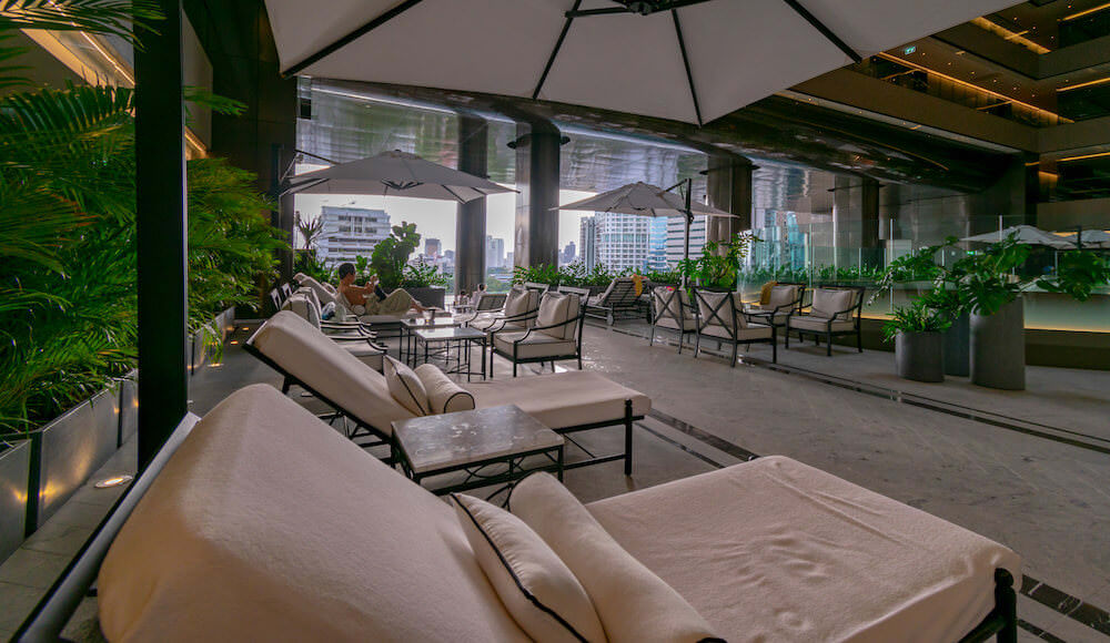 シンドーン ケンピンスキー ホテル バンコク（Sindhorn Kempinski Hotel Bangkok）プールのビーチベッド
