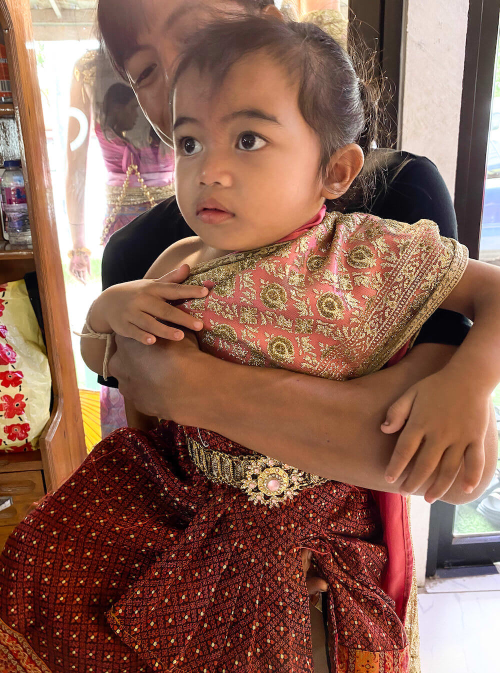 タイ民族衣装を着ている子供