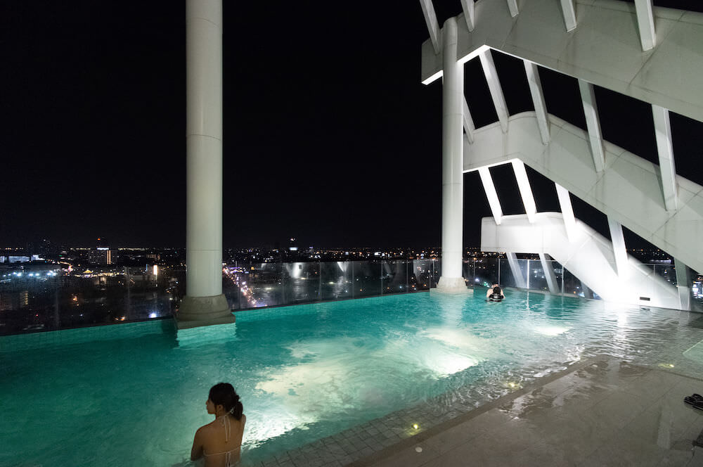 アーバー ホテル アンド レジデンス パタヤ（Arbour Hotel and Residence Pattaya）の夜のプール