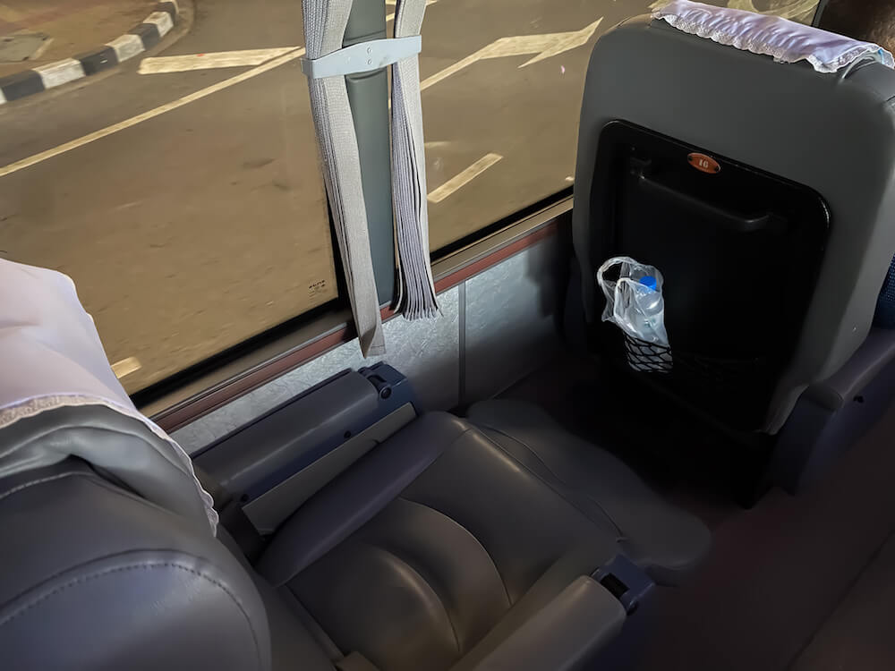 ベルトラベルのパタヤ行きバス車内座席