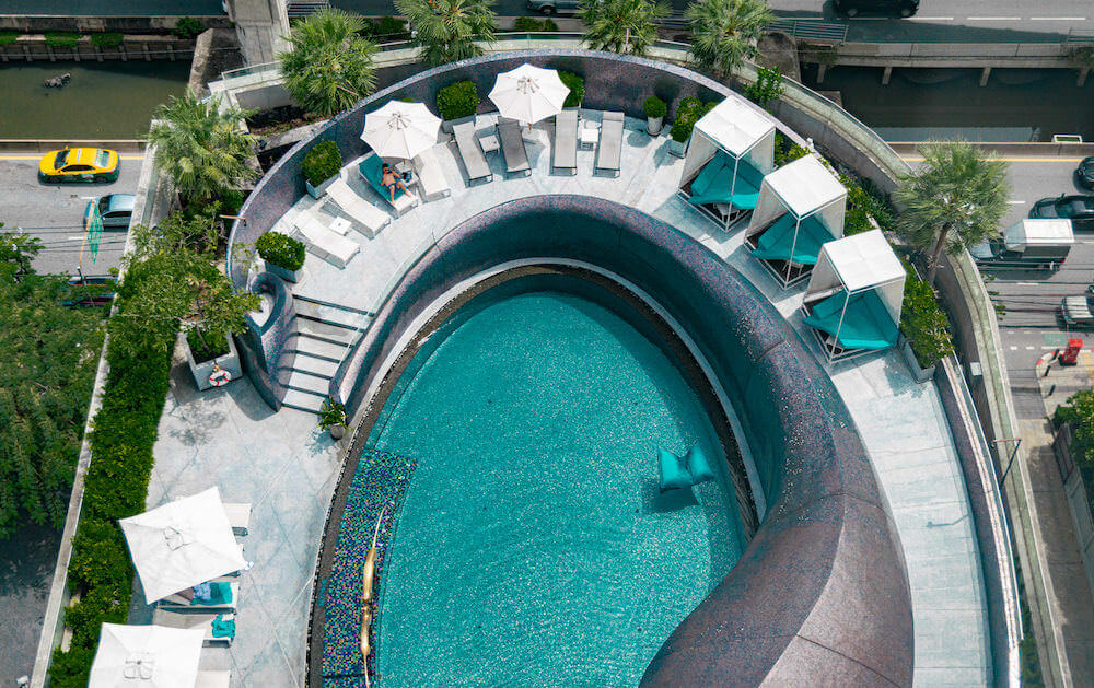 上空から見たWバンコクホテル（W Bangkok）のプール