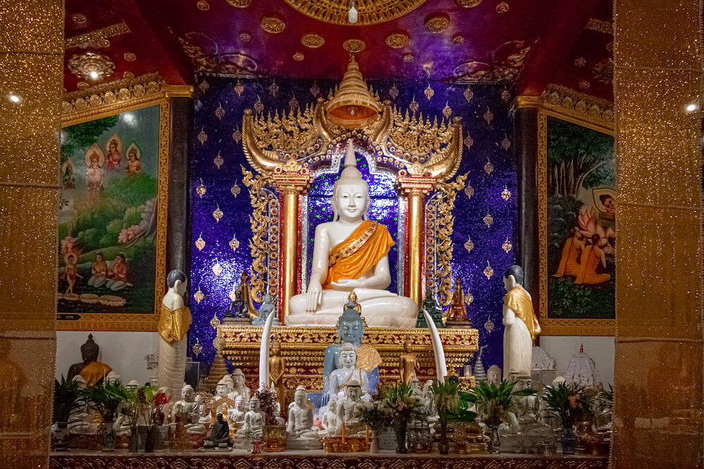 ワット・ワン・ウィウェーカラーム（Wat Wang Wiwekaram）の仏堂に安置されている仏像