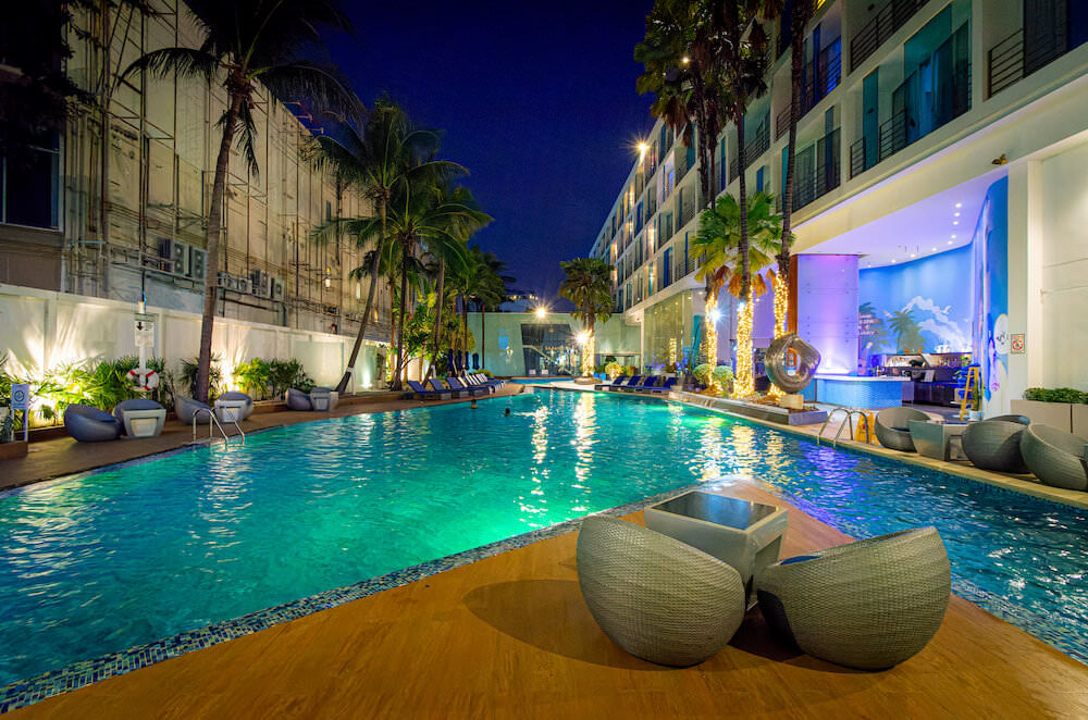夜のホテル バラクーダ ヒートン パタヤ バイ コンパス ホスピタリティ（Hotel Baraquda Heeton Pattaya by Compass Hospitality）のプール１