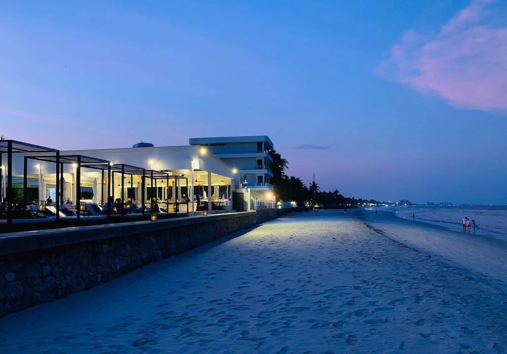 プタラクサ ホアヒン リゾート（Putahracsa Hua Hin Resort）のビーチ沿いレストラン１