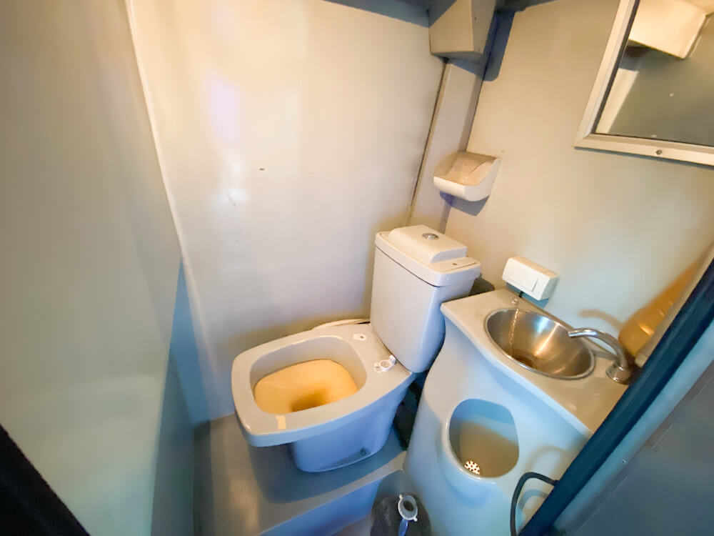 パタヤ行きバス車内のトイレ