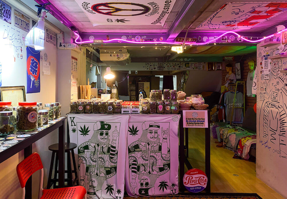 バンコクの大麻ショップ「ファット バッズ ウィード（Fat Buds Weed）」の店内