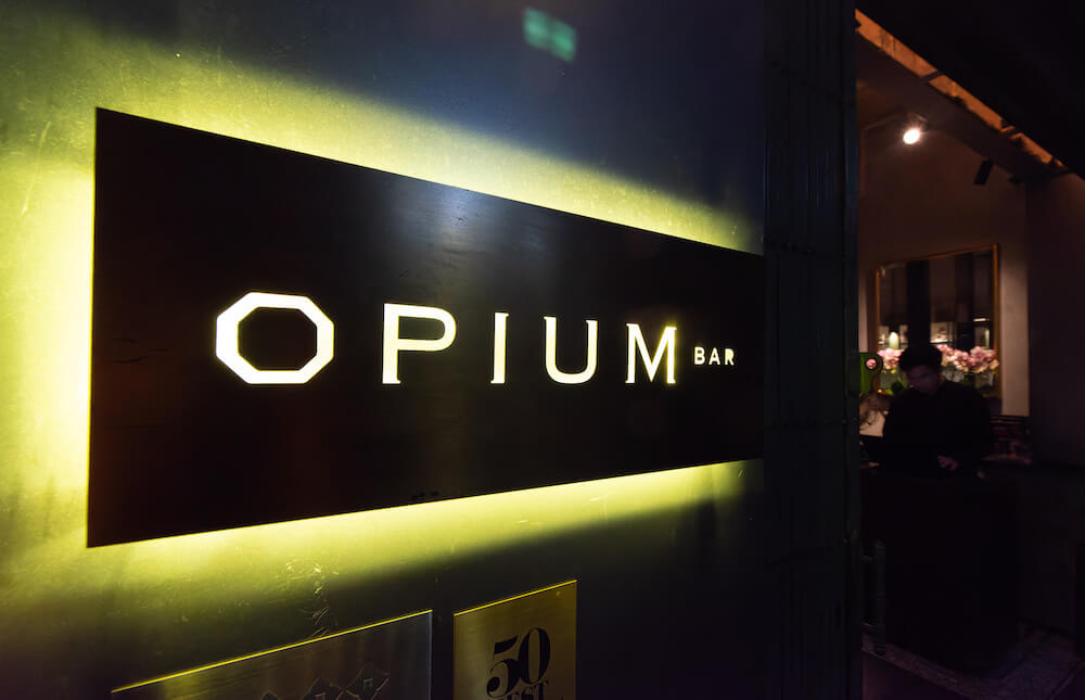 オピウム（Opium）の看板